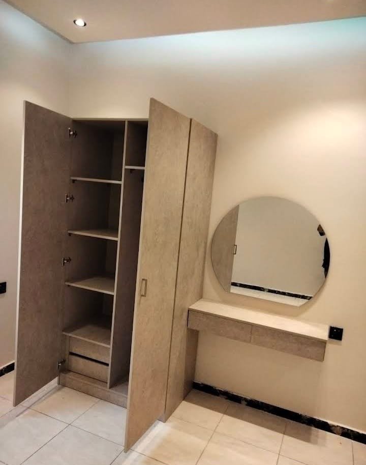 دولاب بمرآة مدمجة